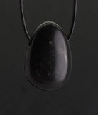 Shungit Trommelstein Anhänger Kettenanhänger Schungit mit Lederband Halskettenanhänger Kettenanhänger Kettenschmuck Schungit Shungit Stein Schmuckstein Schmuckanhänger Edelstein Heilstein Halsschmuck Schmuck Rohstein Rohstück Silberanhänger Silberschmuck Trommelsteinanhänger Shungitstein Shungitschmuck Shungite