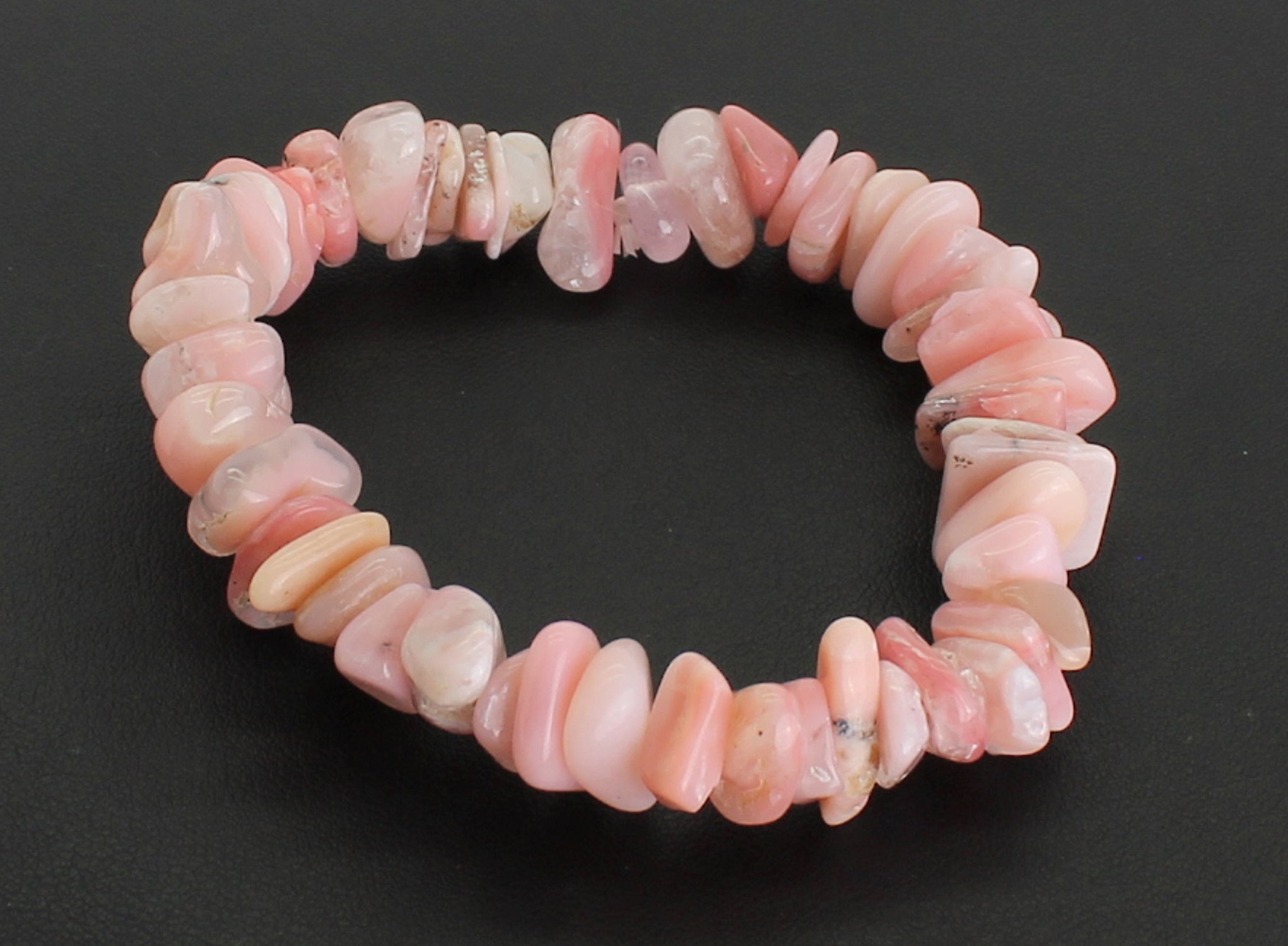 Armband aus Andenopal rosa Andenopal Stein Trommelstein Anhänger Perlen Nuggets Heilstein Edelstein Nuggetsarmband Perlenarmband Edelsteinarmband Stretcharmband Gummiarmband Armschmuck Schmuckstein Rohstein Rohstück Schmuck Kettenanhänger