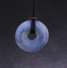 Blauquarz Donut Nahaufnahme – sanftes Blau, runde Form