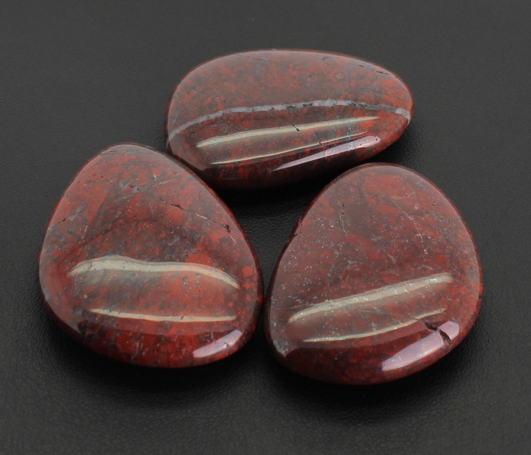Jaspis Breckzienjaspis Stein Trommelstein Anhänger Handstein Daumenstein Seifenstein Handschmeichler Taschenstein Schutzstein Massagestein Dekostein Edelstein Heilstein Schmuckstein Rohstein Rohstück Kugel Dekokugel Herz Figur Dekofigur