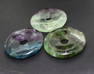 Halskettenanhänger Kettenanhänger Anhänger Regenbogenfluorit grüner blauer Fluorit grün blau Stein Rohstein Rohstück Schmuckanhänger Donut Edelsteindonut Edelstein Heilstein Rohstein Rohstück Fluoritanhänger Fluoritstein Fluoritschmuck