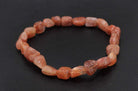 Armband aus Sonnenstein Sunstone Trommelstein Anhänger Perlen Kugeln Heilstein Edelstein Kugelarmband Perlenarmband Edelsteinarmband Stretcharmband Gummiarmband Armschmuck Schmuckstein Rohstein Rohstück Sonnensteine Sonnensteinschmuck Sonnensteinarmband