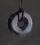 Halskettenanhänger Kettenanhänger Kettenschmuck Dumortierit Stein Trommelstein Anhänger Blatthornkäfer Heiliger Pillendreher Mistkäfer Glückskäfer Skarabäus-Käfer Schmuckstein Halsschmuck Edelstein Heilstein Sonnengott Dumortieritstein Dumortieritschmuck