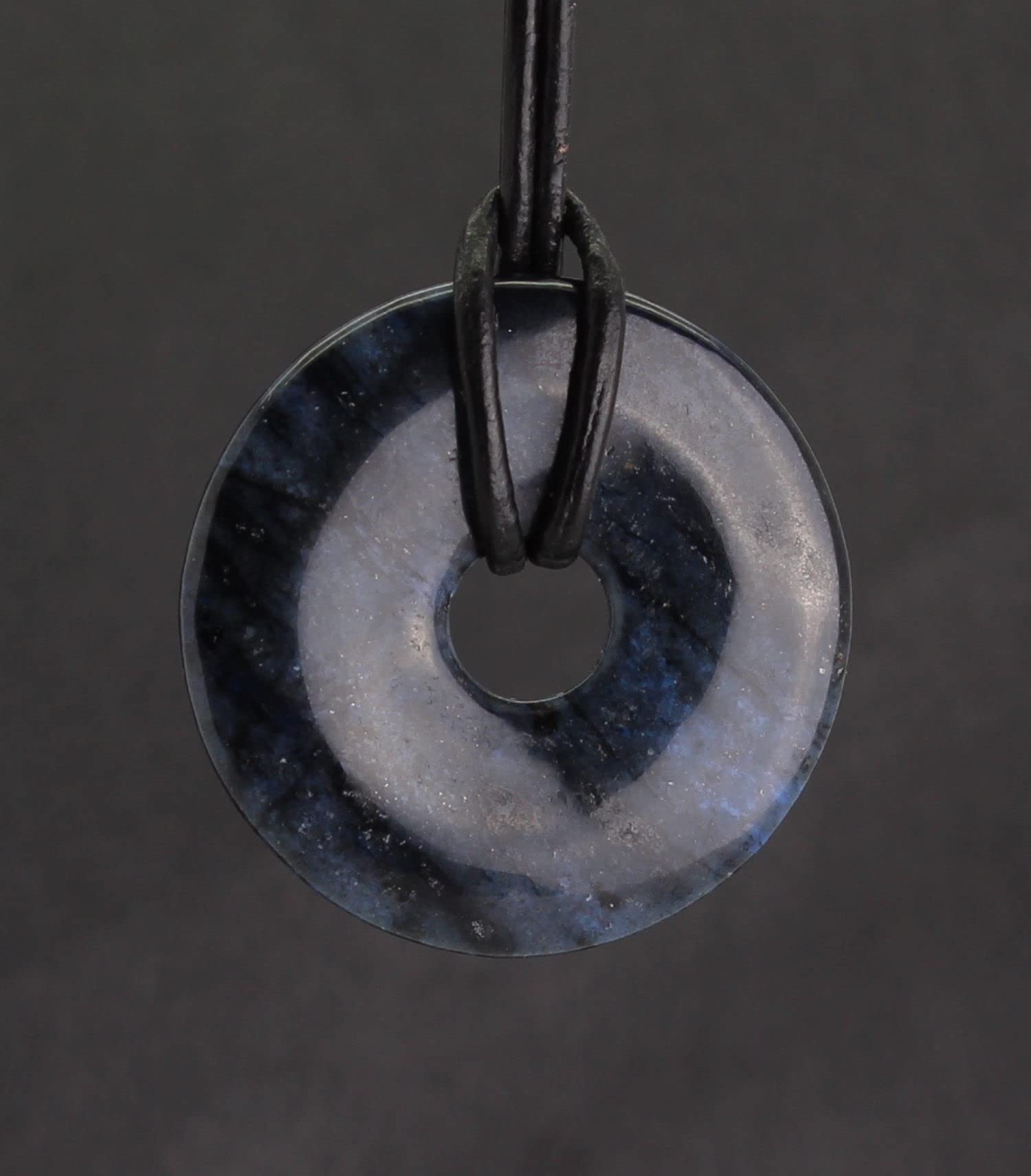 Halskettenanhänger Kettenanhänger Kettenschmuck Dumortierit Stein Trommelstein Anhänger Blatthornkäfer Heiliger Pillendreher Mistkäfer Glückskäfer Skarabäus-Käfer Schmuckstein Halsschmuck Edelstein Heilstein Sonnengott Dumortieritstein Dumortieritschmuck
