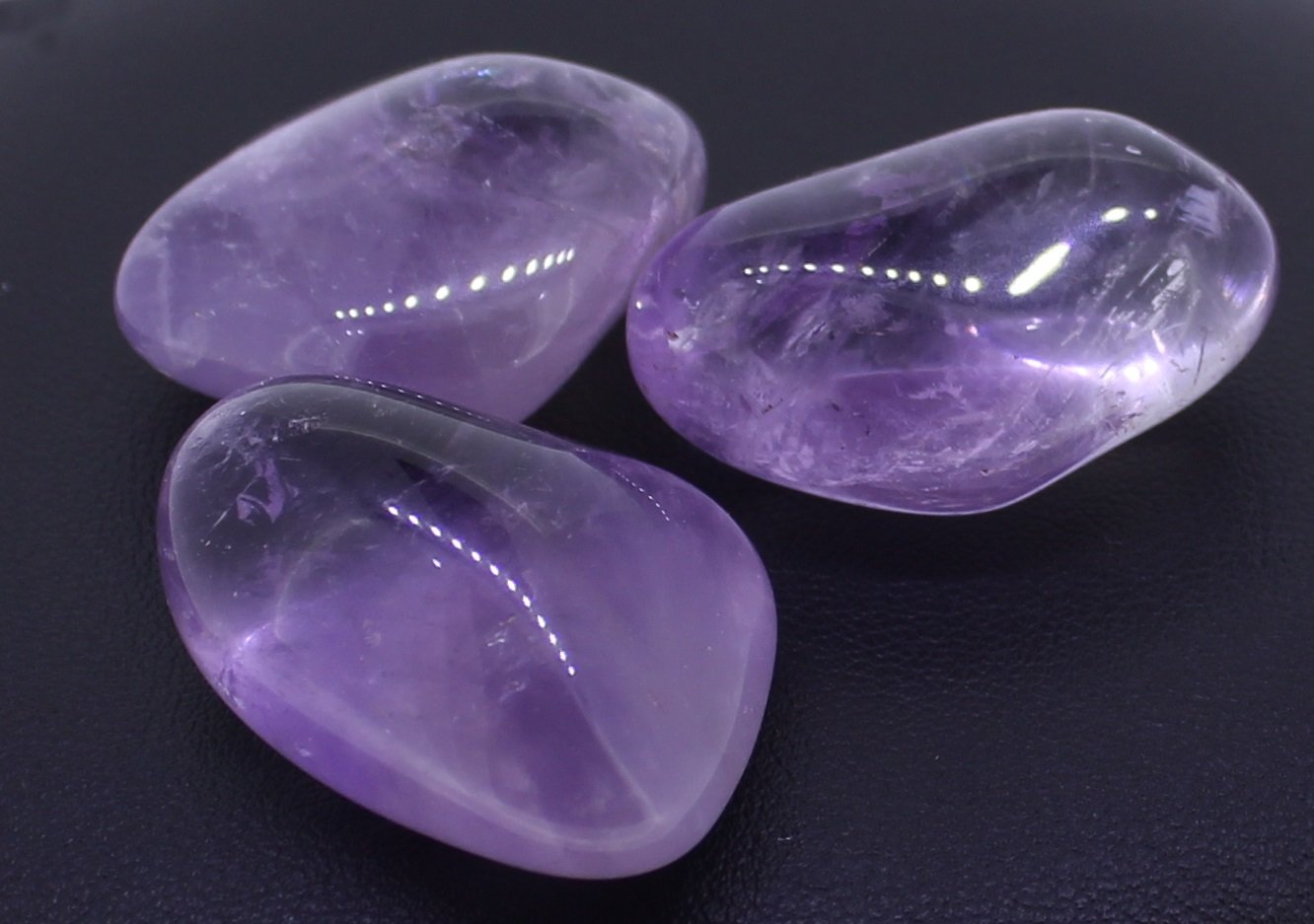 gebänderter Amethyst Bolivien Amethystquarz Stein Handschmeichler Handstein Glücksstein Rohstein Rohstück Anhänger Schutzstein Kettenanhänger Edelstein Heilstein Taschenstein Glücksbringer Amethyststein Amethyststeine Amethystschmuck