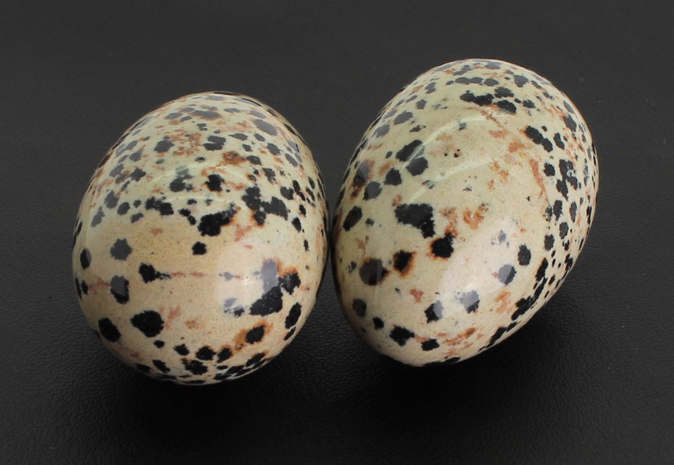 Dalmatinerstein Dalmatiner Jaspis Dalmatinerjaspis Stein Trommelstein Ei Eier Osterei Ostereier Dekoei Dekoeier Kugel Dekofigur Figur Figuren Sammlerstücke Dekostein Edelsteinei Edelsteineier Naturstein Edelstein Heilstein Rohstein Rohstück Brocken