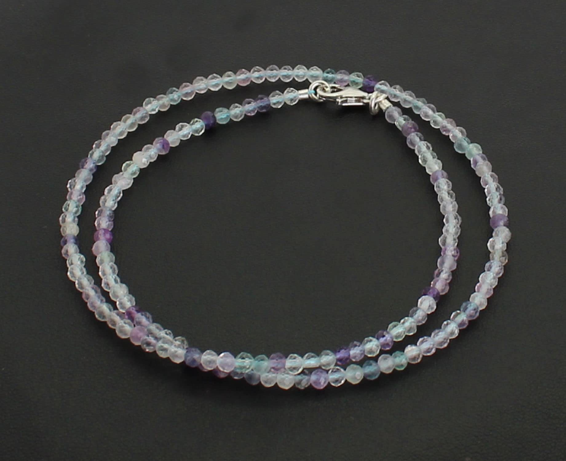Halskette Kette aus Regenbogenfluorit Fluorit Stein Trommelstein Anhänger Trommelsteinanhänger Perlenkette Kugelkette Collier Buttonkette Edelstein Heilstein Halsschmuck Schmuck Schmuckstein Schmuckkette Schmuckcollier Fluoritstein Fluoritkette