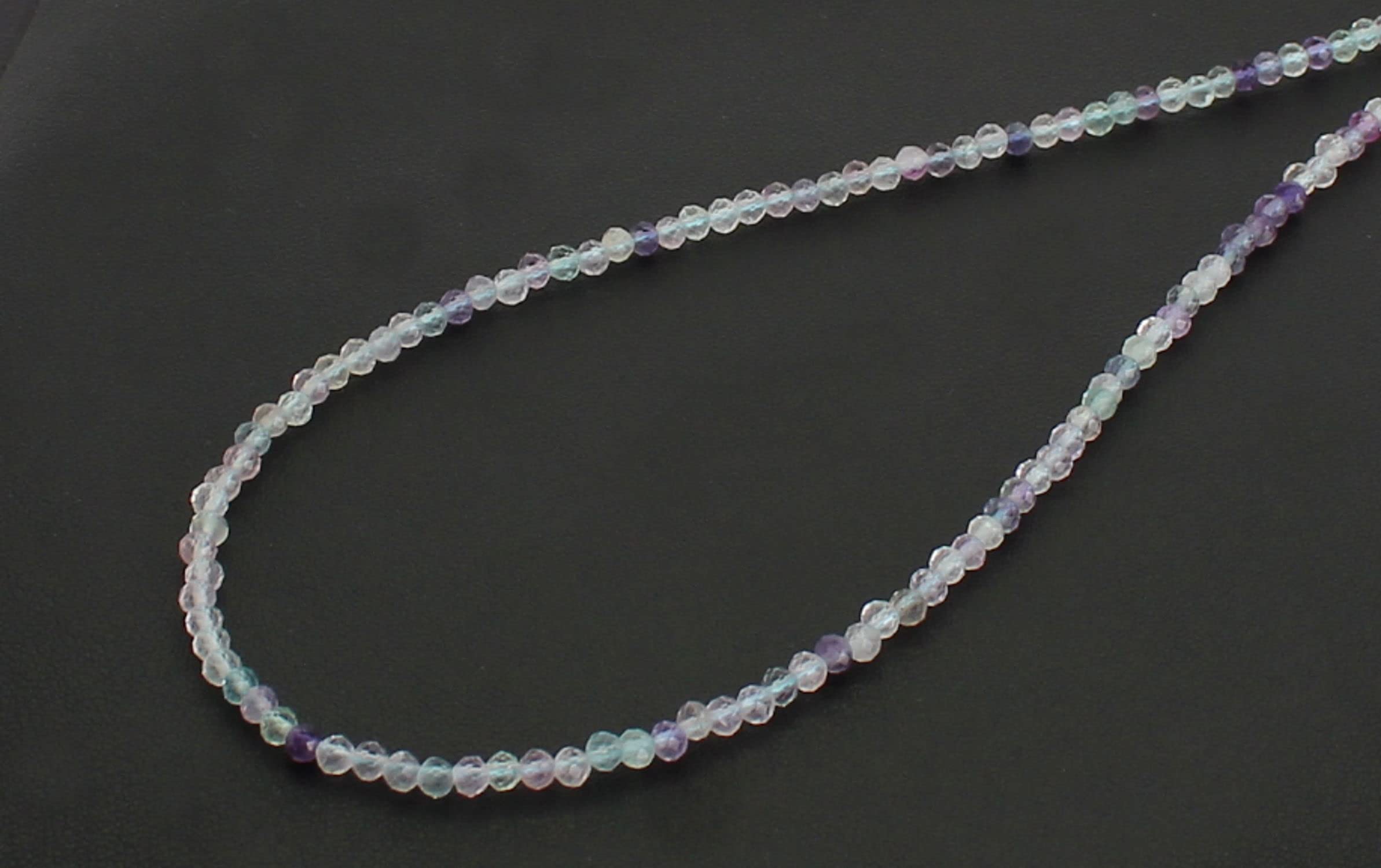 Halskette Kette aus Regenbogenfluorit Fluorit Stein Trommelstein Anhänger Trommelsteinanhänger Perlenkette Kugelkette Collier Buttonkette Edelstein Heilstein Halsschmuck Schmuck Schmuckstein Schmuckkette Schmuckcollier Fluoritstein Fluoritkette