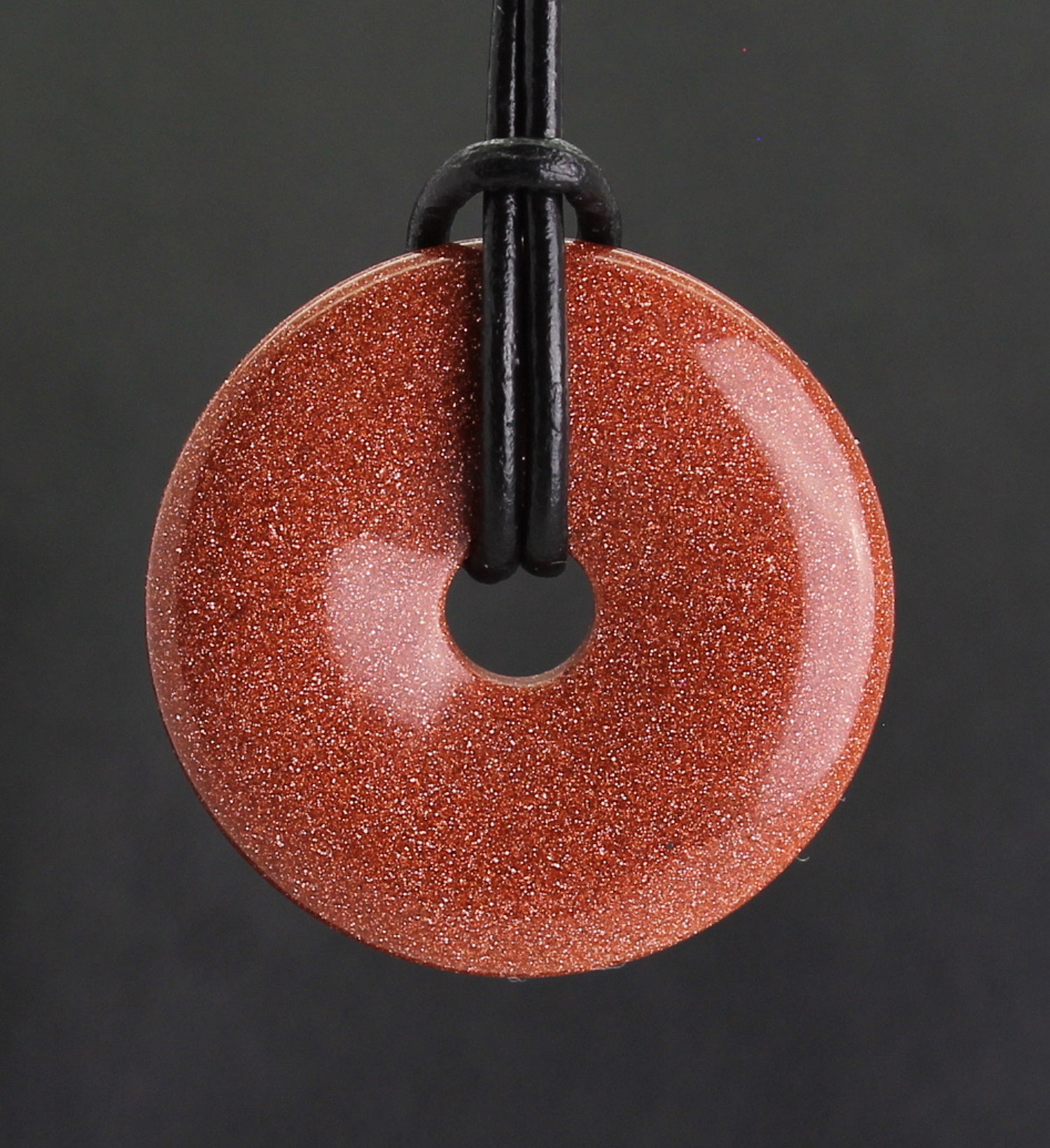 Halskettenanhänger Kettenanhänger Kettenschmuck Goldfluß Goldfluss Stein Trommelstein Anhänger Donut Edelsteindonut Heilsteindonut Halsschmuck Schmuckstein Rohstein Rohstück Schmuckanhänger Silberanhänger Silberschmuck Donutanhänger