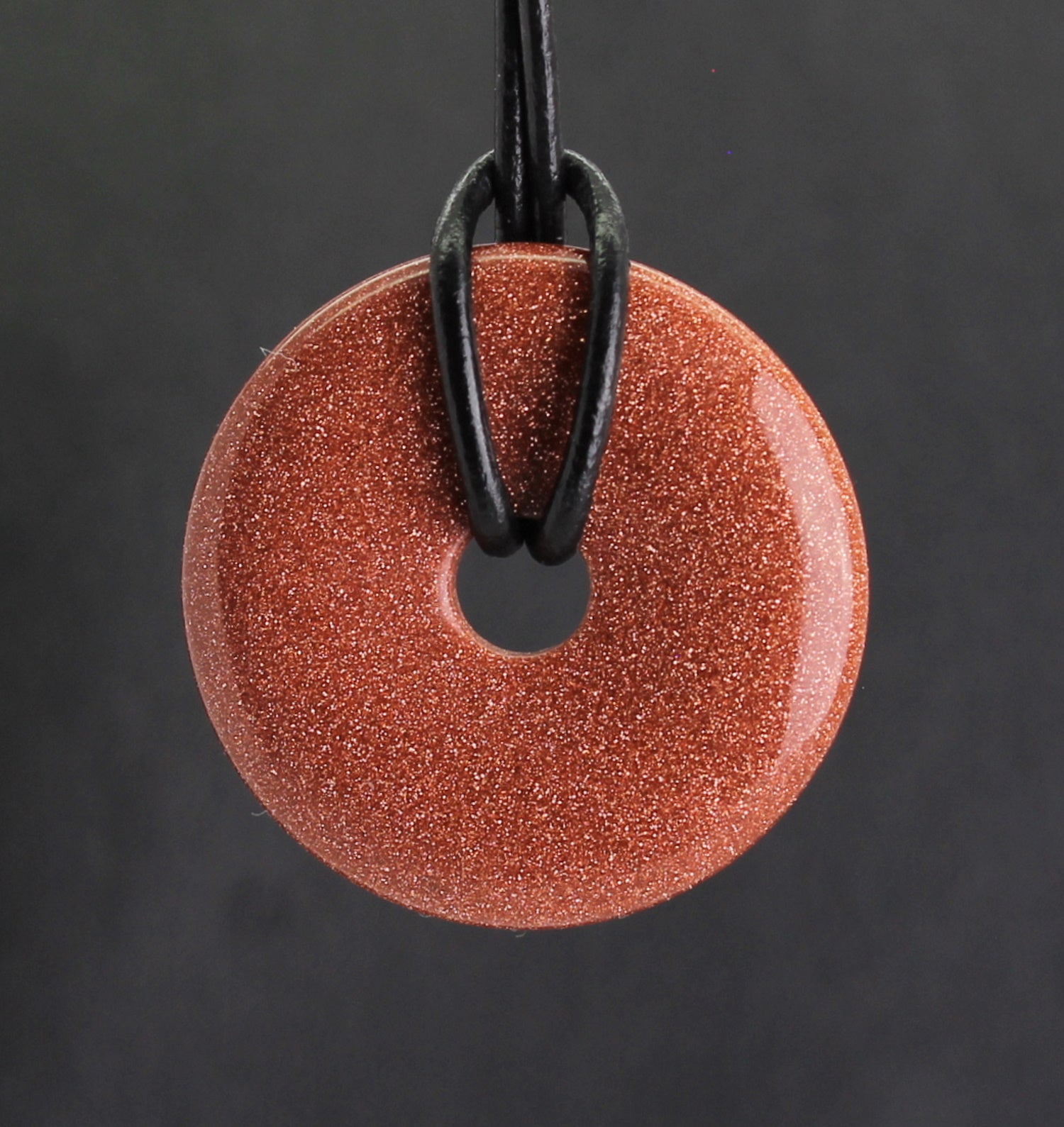 Halskettenanhänger Kettenanhänger Kettenschmuck Goldfluß Goldfluss Stein Trommelstein Anhänger Donut Edelsteindonut Heilsteindonut Halsschmuck Schmuckstein Rohstein Rohstück Schmuckanhänger Silberanhänger Silberschmuck Donutanhänger