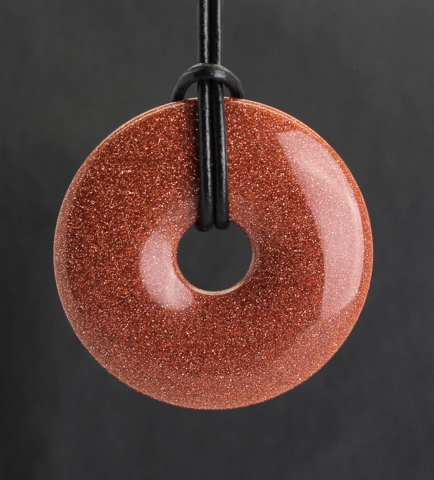 Halskettenanhänger Kettenanhänger Kettenschmuck Goldfluß Goldfluss Stein Trommelstein Anhänger Donut Edelsteindonut Heilsteindonut Halsschmuck Schmuckstein Rohstein Rohstück Schmuckanhänger Silberanhänger Silberschmuck Donutanhänger