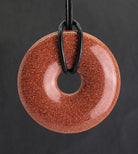 Halskettenanhänger Kettenanhänger Kettenschmuck Goldfluß Goldfluss Stein Trommelstein Anhänger Donut Edelsteindonut Heilsteindonut Halsschmuck Schmuckstein Rohstein Rohstück Schmuckanhänger Silberanhänger Silberschmuck Donutanhänger