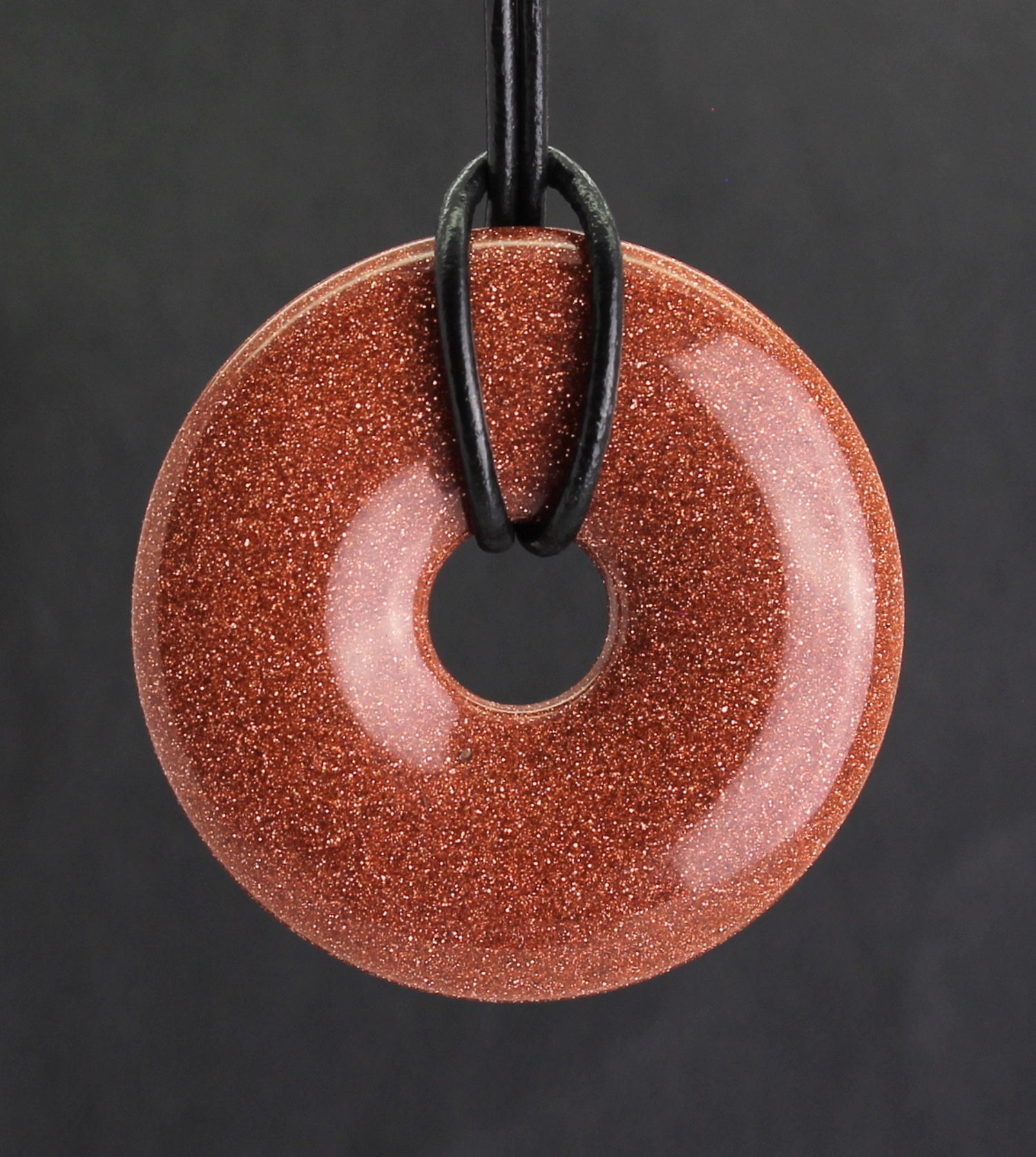 Halskettenanhänger Kettenanhänger Kettenschmuck Goldfluß Goldfluss Stein Trommelstein Anhänger Donut Edelsteindonut Heilsteindonut Halsschmuck Schmuckstein Rohstein Rohstück Schmuckanhänger Silberanhänger Silberschmuck Donutanhänger