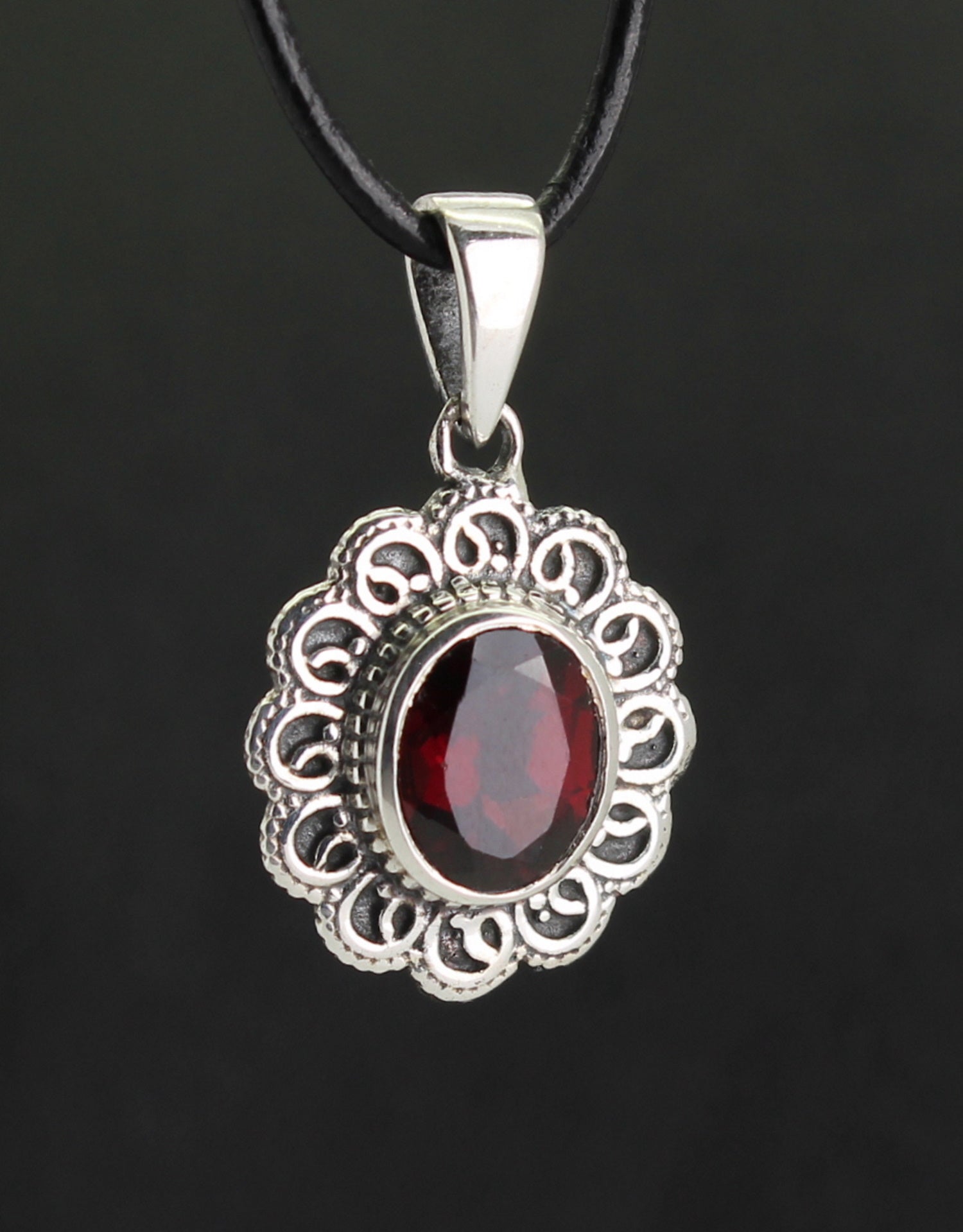 Halskettenanhänger Kettenschmuck Kettenanhänger Granat Stein Trommelstein Anhänger Rohstein Rohstück Halsschmuck Silberschmuck Schmuckstein Schmuckanhänger Edelstein Heilstein Granatstein Granatschmuck Granatanhänger