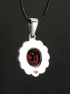 Halskettenanhänger Kettenschmuck Kettenanhänger Granat Stein Trommelstein Anhänger Rohstein Rohstück Halsschmuck Silberschmuck Schmuckstein Schmuckanhänger Edelstein Heilstein Granatstein Granatschmuck Granatanhänger