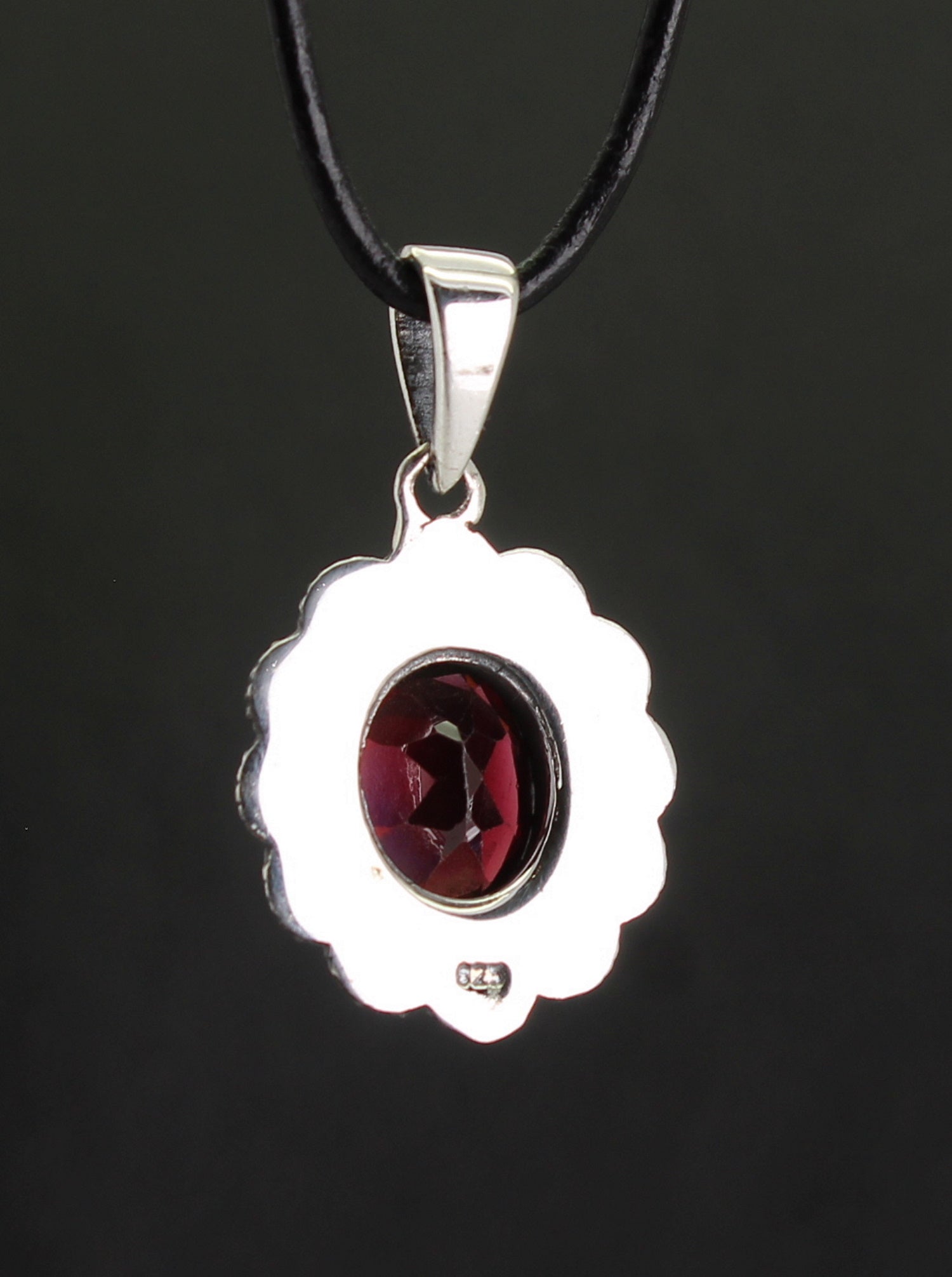 Halskettenanhänger Kettenschmuck Kettenanhänger Granat Stein Trommelstein Anhänger Rohstein Rohstück Halsschmuck Silberschmuck Schmuckstein Schmuckanhänger Edelstein Heilstein Granatstein Granatschmuck Granatanhänger