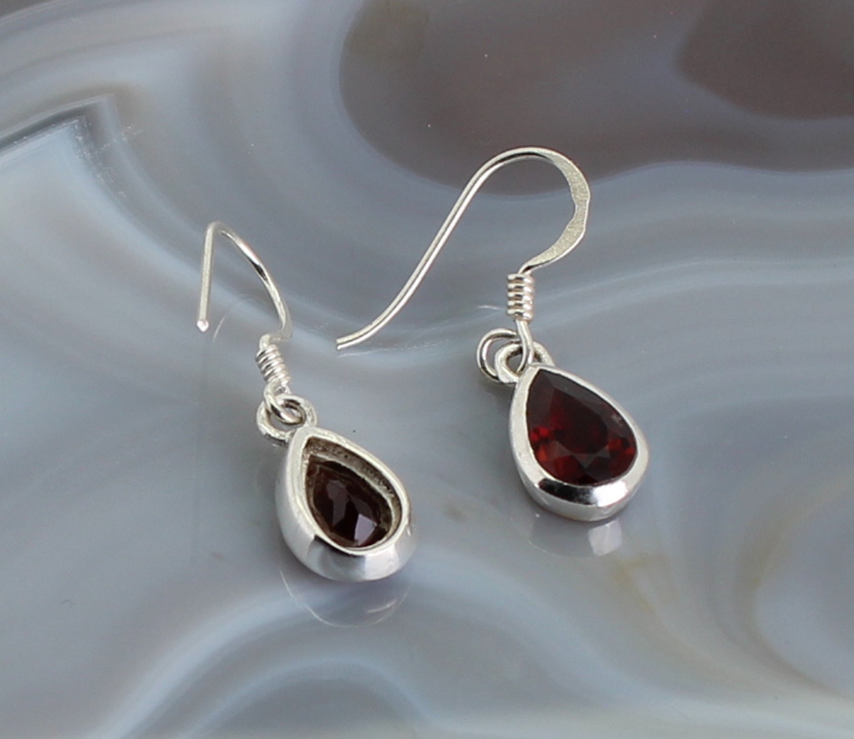 Ohrstecker Ohrringe Ohrhänger roter Granat Stein Trommelstein Anhänger Ohrschmuck Silberschmuck Silberohrringe Silberhänger Silberstecker Edelstein Heilstein Schmuckstein Schmuck Rohstein Rohstück Granatstein Granatschmuck
