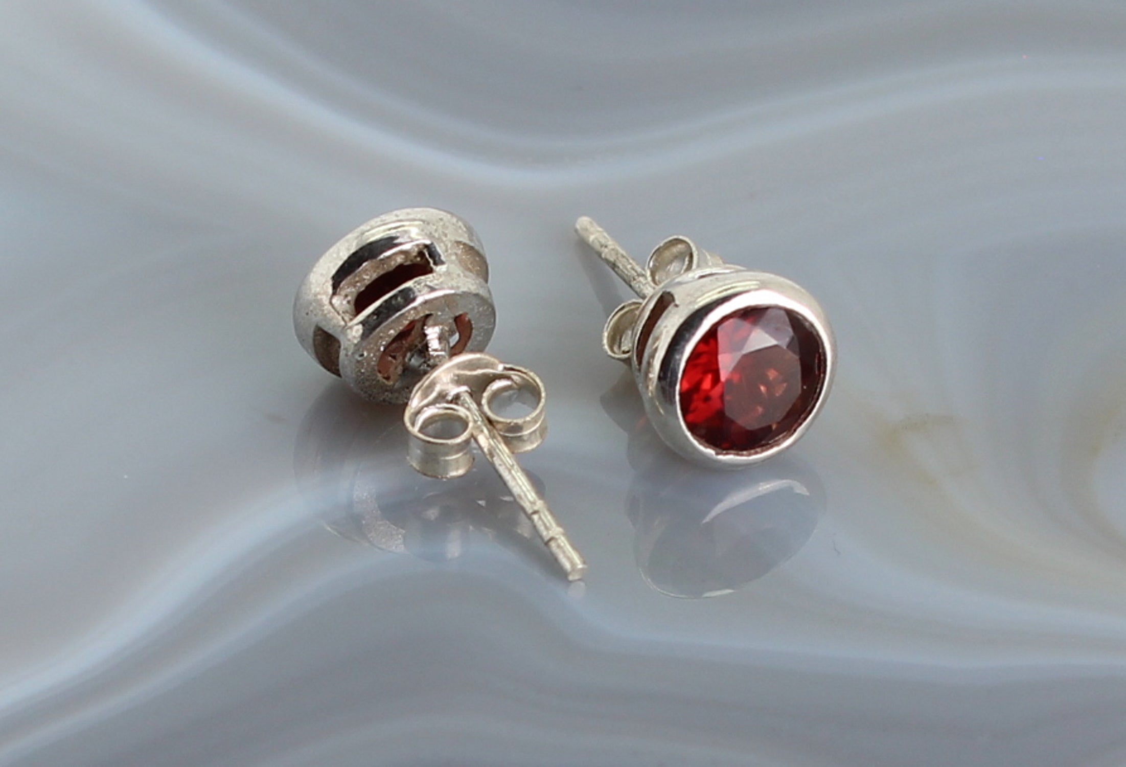 Ohrstecker Ohrringe Ohrhänger roter Granat Stein Trommelstein Anhänger Ohrschmuck Silberschmuck Silberohrringe Silberhänger Silberstecker Edelstein Heilstein Schmuckstein Schmuck Rohstein Rohstück Granatstein Granatschmuck
