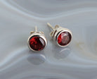 Ohrstecker Ohrringe Ohrhänger roter Granat Stein Trommelstein Anhänger Ohrschmuck Silberschmuck Silberohrringe Silberhänger Silberstecker Edelstein Heilstein Schmuckstein Schmuck Rohstein Rohstück Granatstein Granatschmuck