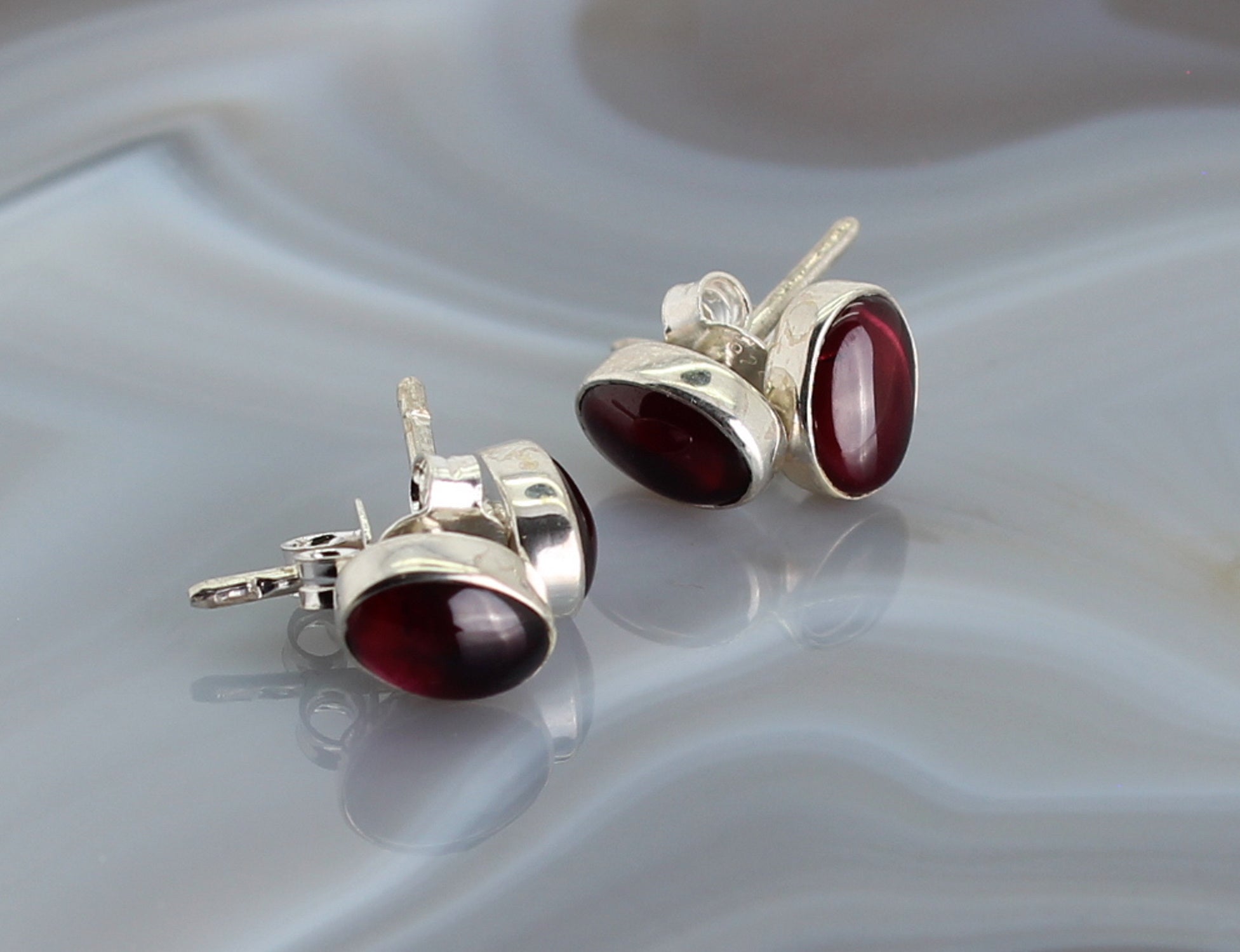 Ohrstecker Ohrringe Ohrhänger roter Granat Stein Trommelstein Anhänger Ohrschmuck Silberschmuck Silberohrringe Silberhänger Silberstecker Edelstein Heilstein Schmuckstein Schmuck Rohstein Rohstück Granatstein Granatschmuck