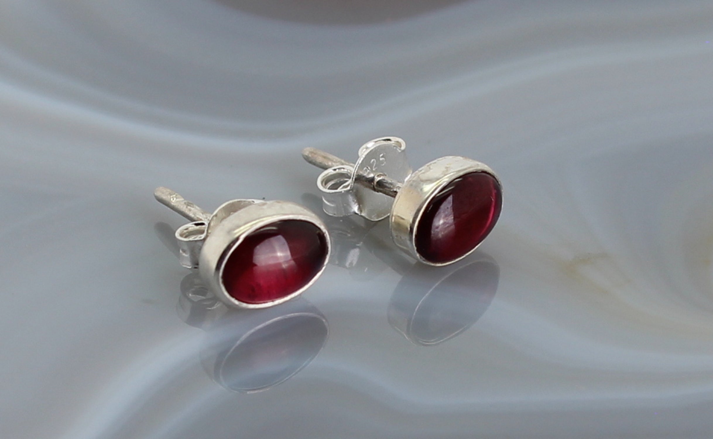 Ohrstecker Ohrringe Ohrhänger roter Granat Stein Trommelstein Anhänger Ohrschmuck Silberschmuck Silberohrringe Silberhänger Silberstecker Edelstein Heilstein Schmuckstein Schmuck Rohstein Rohstück Granatstein Granatschmuck