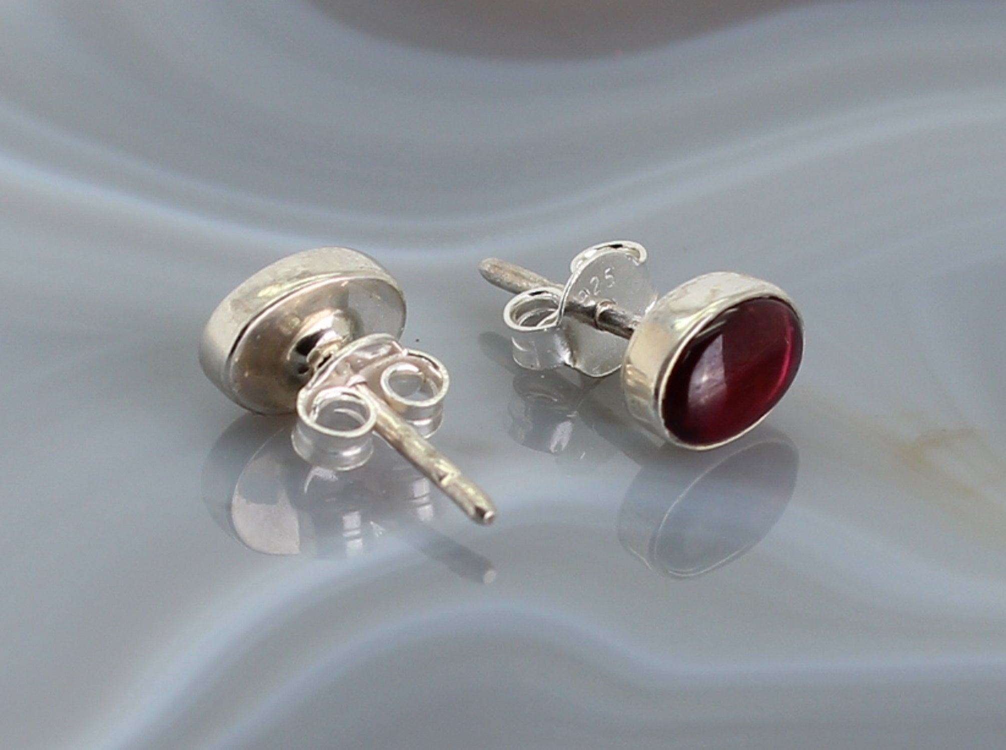 Ohrstecker Ohrringe Ohrhänger roter Granat Stein Trommelstein Anhänger Ohrschmuck Silberschmuck Silberohrringe Silberhänger Silberstecker Edelstein Heilstein Schmuckstein Schmuck Rohstein Rohstück Granatstein Granatschmuck