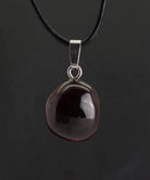 Halskettenanhänger Kettenanhänger Kettenschmuck roter Granat Stein Trommelsteinanhänger Silberanhänger Silberschmuck Halsschmuck Schmuck Schmuckanhänger Schmuckstein Edelstein Heilstein Rohstein Rohstück Kette Halskette Collier Granatstein Granatschmuck