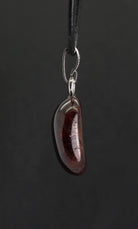Halskettenanhänger Kettenanhänger Kettenschmuck roter Granat Stein Trommelsteinanhänger Silberanhänger Silberschmuck Halsschmuck Schmuck Schmuckanhänger Schmuckstein Edelstein Heilstein Rohstein Rohstück Kette Halskette Collier Granatstein Granatschmuck