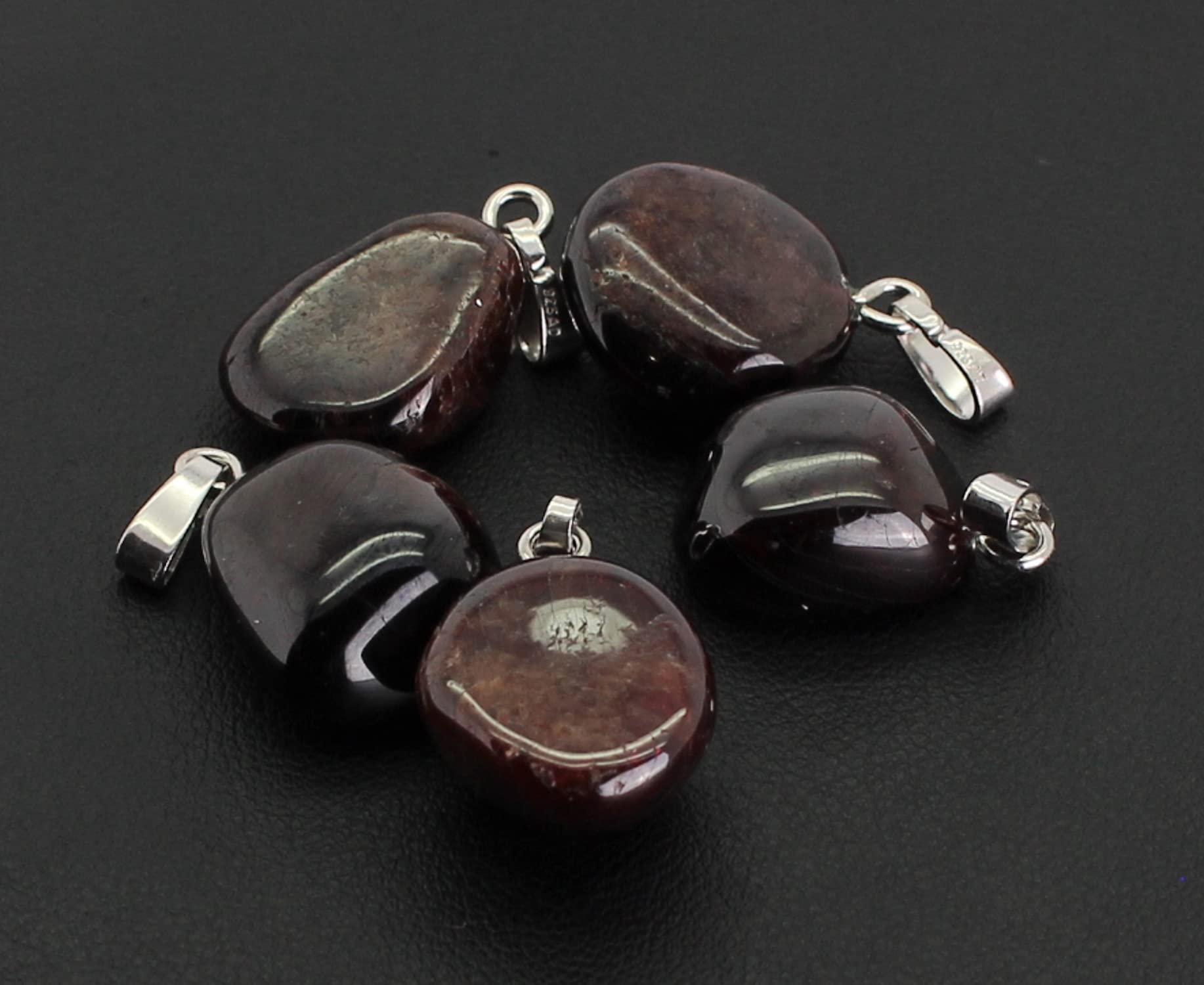 Halskettenanhänger Kettenanhänger Kettenschmuck roter Granat Stein Trommelsteinanhänger Silberanhänger Silberschmuck Halsschmuck Schmuck Schmuckanhänger Schmuckstein Edelstein Heilstein Rohstein Rohstück Kette Halskette Collier Granatstein Granatschmuck