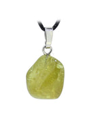 Halskettenanhänger Kettenschmuck Anhänger Grossular Trommelsteinanhänger Edelstein Heilstein Rohstein Rohstück Schmuckanhänger Schmuckstein Schutzstein Glücksstein Halsschmuck Schmuck Grossularstein Grossularschmuck