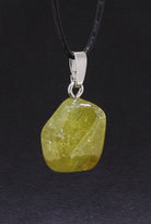 Halskettenanhänger Kettenschmuck Anhänger Grossular Trommelsteinanhänger Edelstein Heilstein Rohstein Rohstück Schmuckanhänger Schmuckstein Schutzstein Glücksstein Halsschmuck Schmuck Grossularstein Grossularschmuck
