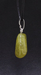 Halskettenanhänger Kettenschmuck Anhänger Grossular Trommelsteinanhänger Edelstein Heilstein Rohstein Rohstück Schmuckanhänger Schmuckstein Schutzstein Glücksstein Halsschmuck Schmuck Grossularstein Grossularschmuck
