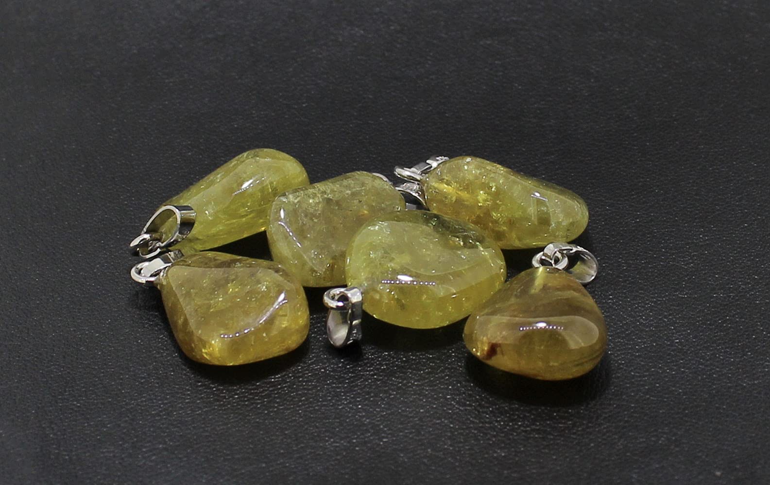 Halskettenanhänger Kettenschmuck Anhänger Grossular Trommelsteinanhänger Edelstein Heilstein Rohstein Rohstück Schmuckanhänger Schmuckstein Schutzstein Glücksstein Halsschmuck Schmuck Grossularstein Grossularschmuck