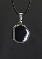 Halskettenanhänger Kettenschmuck Kristall Rohkristall Stein Silberanhänger Silberschmuck Edelsteinanhänger Edelstein Heilstein Schmuckanhänger Halsschmuck Rohstein Rohstück Schmuckstein Schmuck Schutzstein Glücksstein Hämatitstein Hämatitschmuck