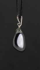 Halskettenanhänger Kettenschmuck Kristall Rohkristall Stein Silberanhänger Silberschmuck Edelsteinanhänger Edelstein Heilstein Schmuckanhänger Halsschmuck Rohstein Rohstück Schmuckstein Schmuck Schutzstein Glücksstein Hämatitstein Hämatitschmuck