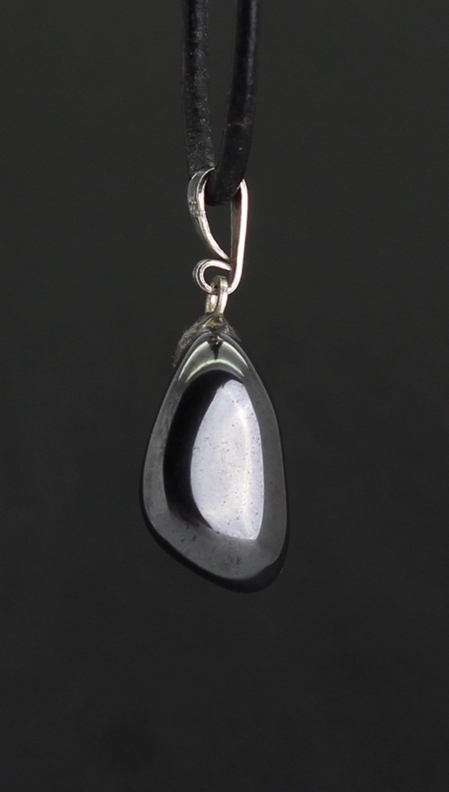 Halskettenanhänger Kettenschmuck Kristall Rohkristall Stein Silberanhänger Silberschmuck Edelsteinanhänger Edelstein Heilstein Schmuckanhänger Halsschmuck Rohstein Rohstück Schmuckstein Schmuck Schutzstein Glücksstein Hämatitstein Hämatitschmuck