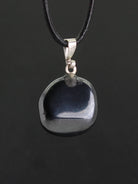 Halskettenanhänger Kettenschmuck Kristall Rohkristall Stein Silberanhänger Silberschmuck Edelsteinanhänger Edelstein Heilstein Schmuckanhänger Halsschmuck Rohstein Rohstück Schmuckstein Schmuck Schutzstein Glücksstein Hämatitstein Hämatitschmuck