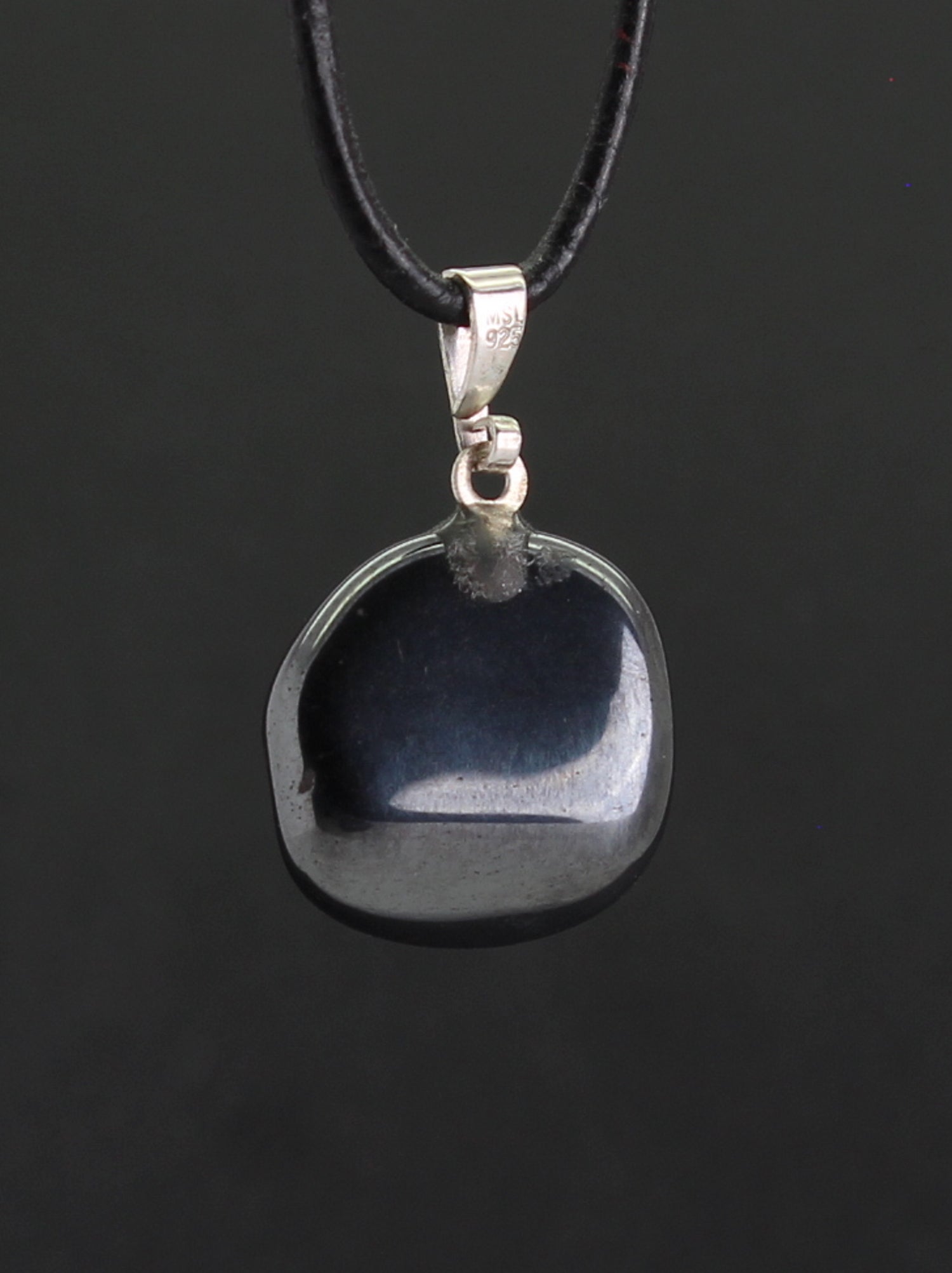 Halskettenanhänger Kettenschmuck Kristall Rohkristall Stein Silberanhänger Silberschmuck Edelsteinanhänger Edelstein Heilstein Schmuckanhänger Halsschmuck Rohstein Rohstück Schmuckstein Schmuck Schutzstein Glücksstein Hämatitstein Hämatitschmuck