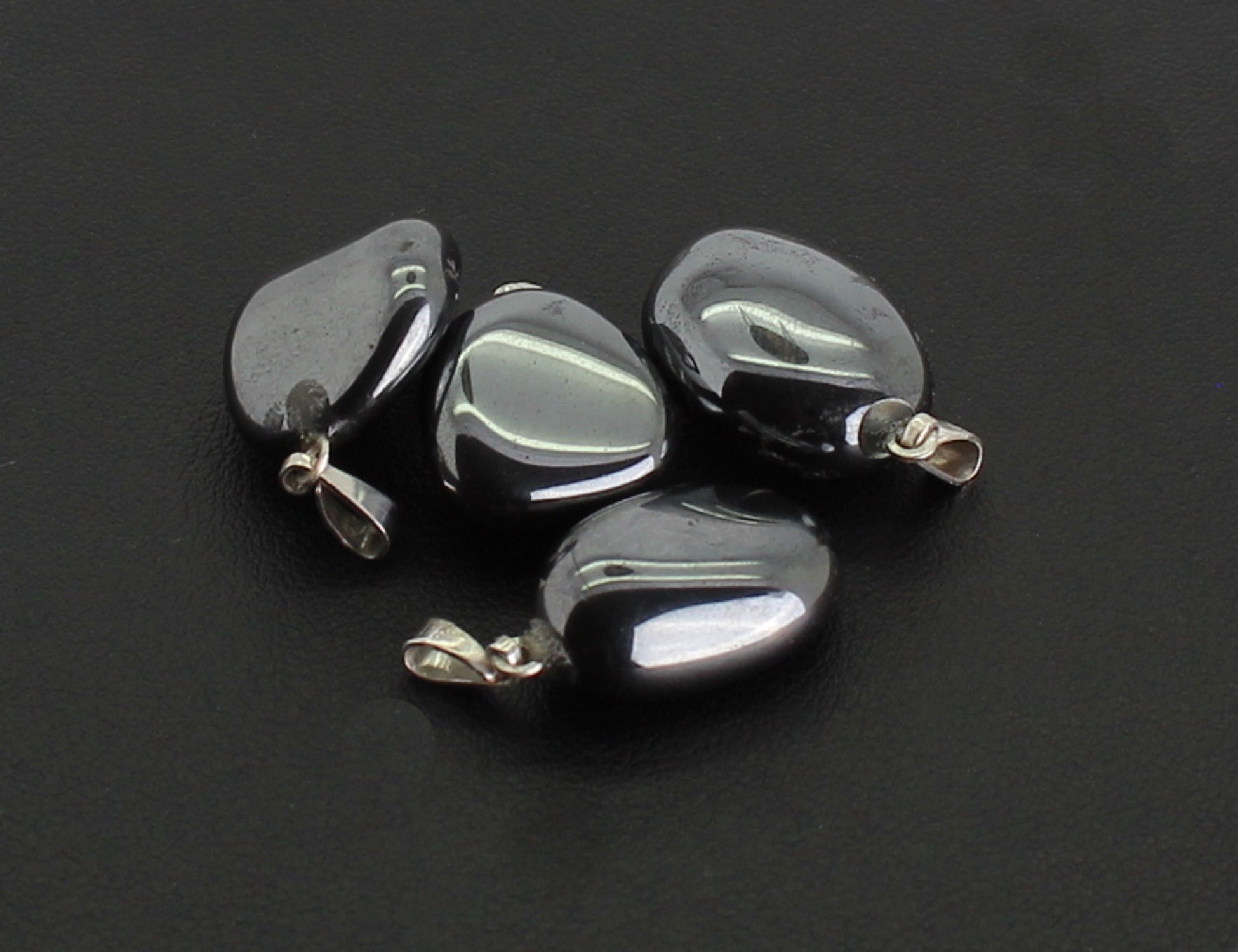 Halskettenanhänger Kettenschmuck Kristall Rohkristall Stein Silberanhänger Silberschmuck Edelsteinanhänger Edelstein Heilstein Schmuckanhänger Halsschmuck Rohstein Rohstück Schmuckstein Schmuck Schutzstein Glücksstein Hämatitstein Hämatitschmuck