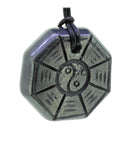 Halskettenanhänger Kettenanhänger Amulett Kettenschmuck Halsschmuck Feng Shui Yin Yang Hämatit Stein Trommelstein Anhänger Edelstein Heilstein Rohstein Rohstück Schmuckanhänger Silberanhänger Silberschmuck Hämatitstein Hämatitschmuck Hämatitblase