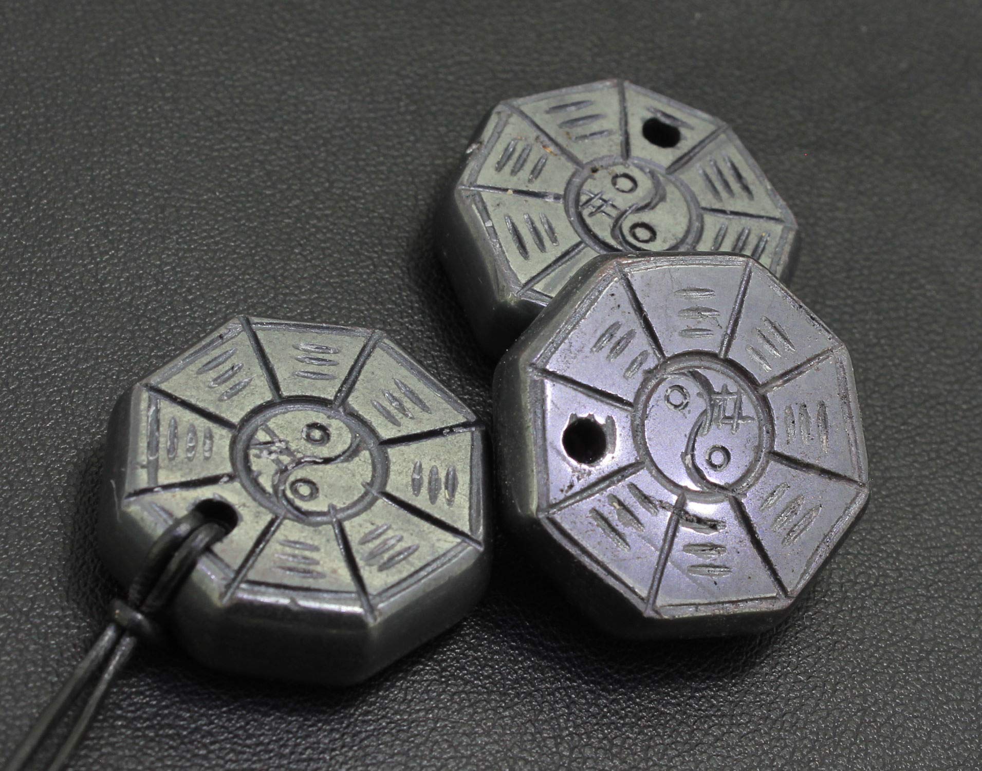 Halskettenanhänger Kettenanhänger Amulett Kettenschmuck Halsschmuck Feng Shui Yin Yang Hämatit Stein Trommelstein Anhänger Edelstein Heilstein Rohstein Rohstück Schmuckanhänger Silberanhänger Silberschmuck Hämatitstein Hämatitschmuck Hämatitblase