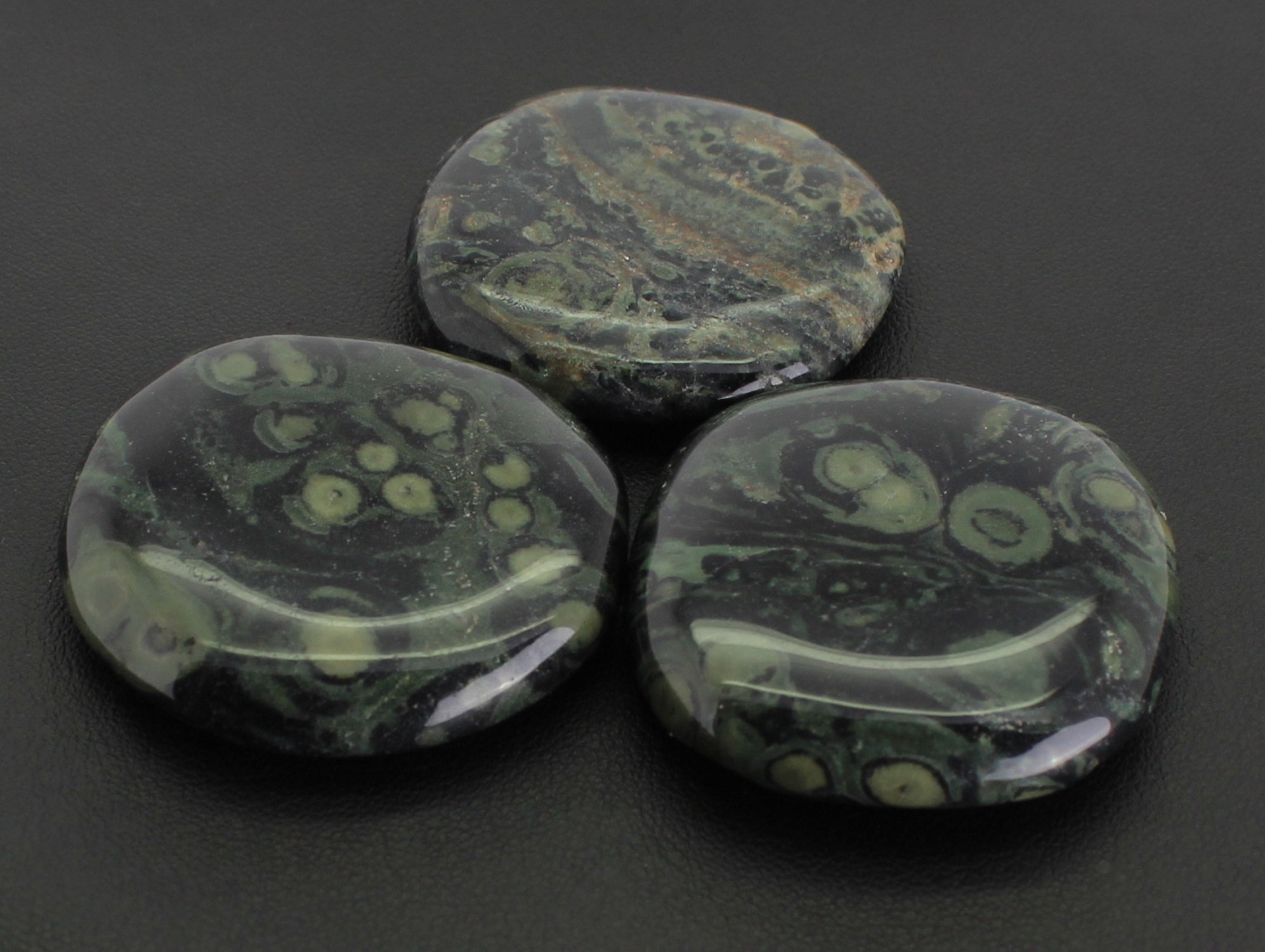 Kabambastein Kabamba Jaspis Stein Trommelstein Anhänger Handstein Daumenstein Seifenstein Handschmeichler Taschenstein Schutzstein Massagestein Dekostein Edelstein Heilstein Schmuckstein Rohstein Rohstück Kugel Dekokugel Herz Figur Dekofigur