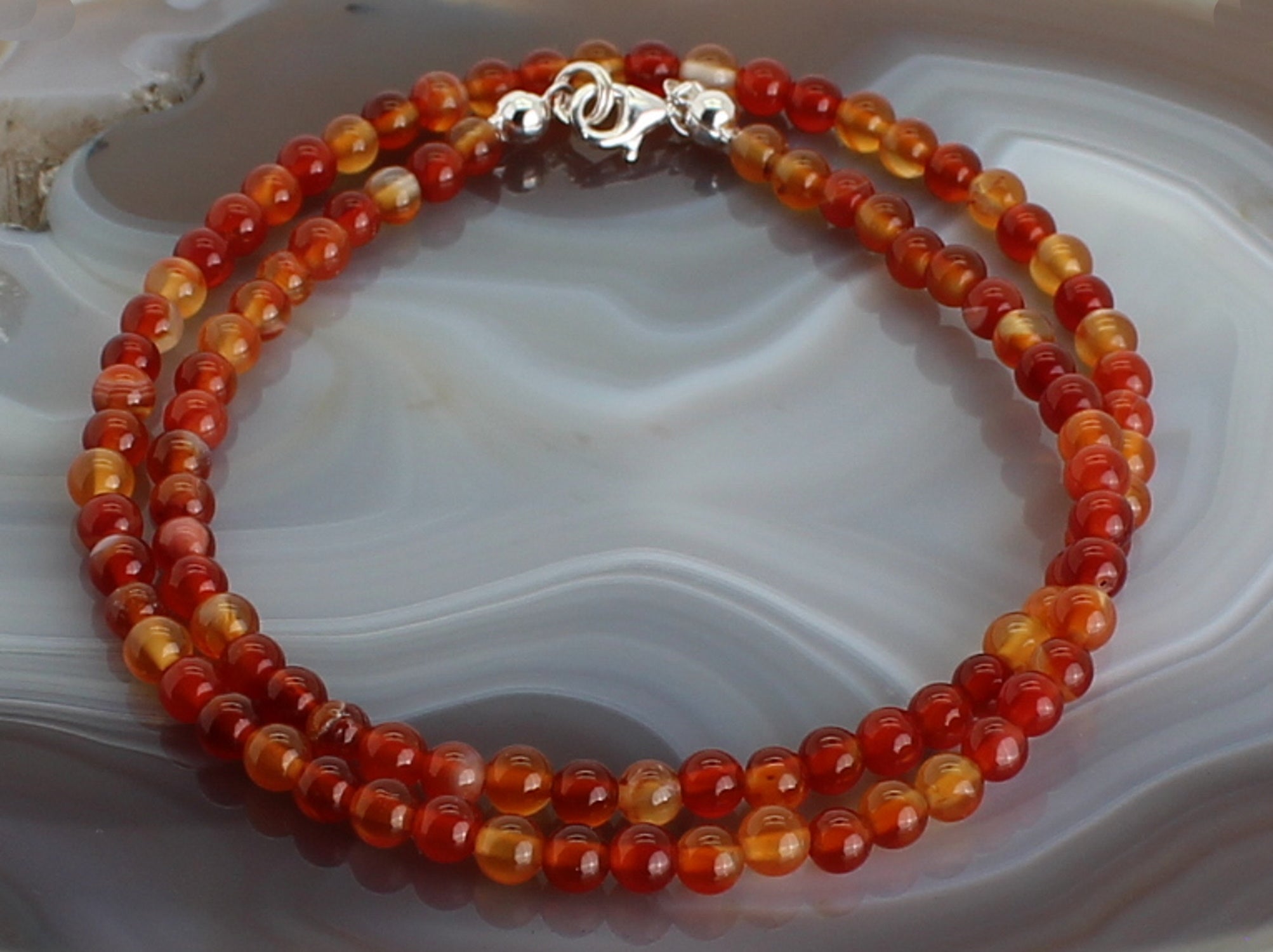 Halskette Kette aus Karneol Carneol Stein Trommelstein Anhänger Trommelsteinanhänger Perlenkette Kugelkette Collier Buttonkette Edelstein Heilstein Halsschmuck Schmuck Schmuckstein Schmuckkette Schmuckcollier Karneolstein Karneolkette