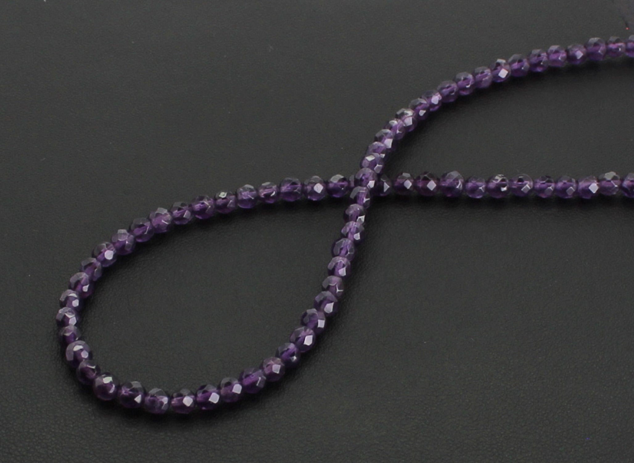 Stein Trommelstein Kugelkette Buttonkette Collier Halsschmuck Kettenschmuck Edelstein Heilstein Edelsteinkette Heilsteinkette Schmuck Rohstein Rohstück Schutzstein Glücksstein Amethyststein Amethystschmuck