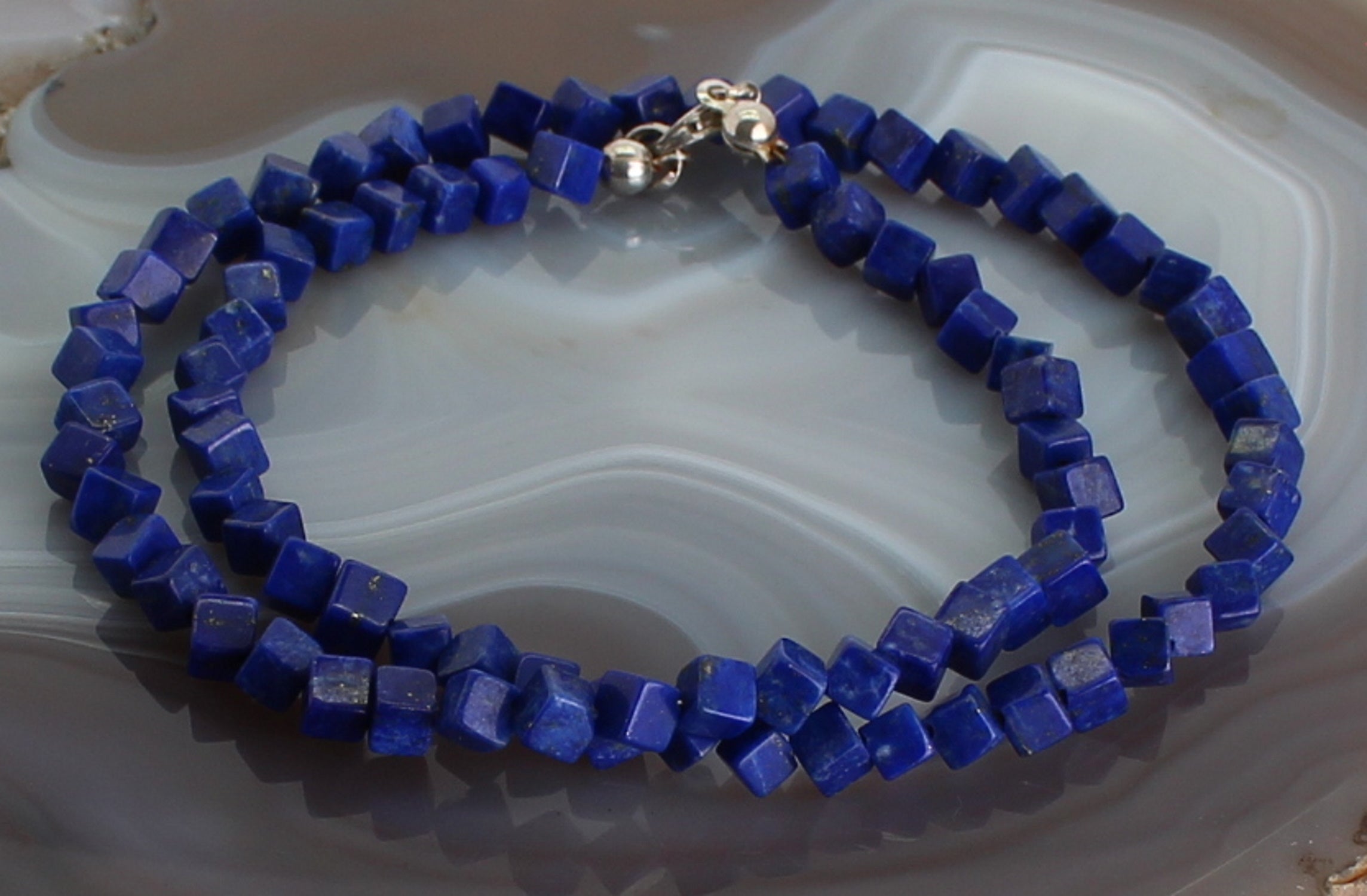 Halskette Kette aus Lapis Lazuli Lapislazuli Stein Trommelstein Anhänger Trommelsteinanhänger Perlenkette Kugelkette Collier Buttonkette Edelstein Heilstein Halsschmuck Schmuck Schmuckstein Schmuckkette Schmuckcollier Lapisschmuck Lapisstein Lapiscollier Lapiskette