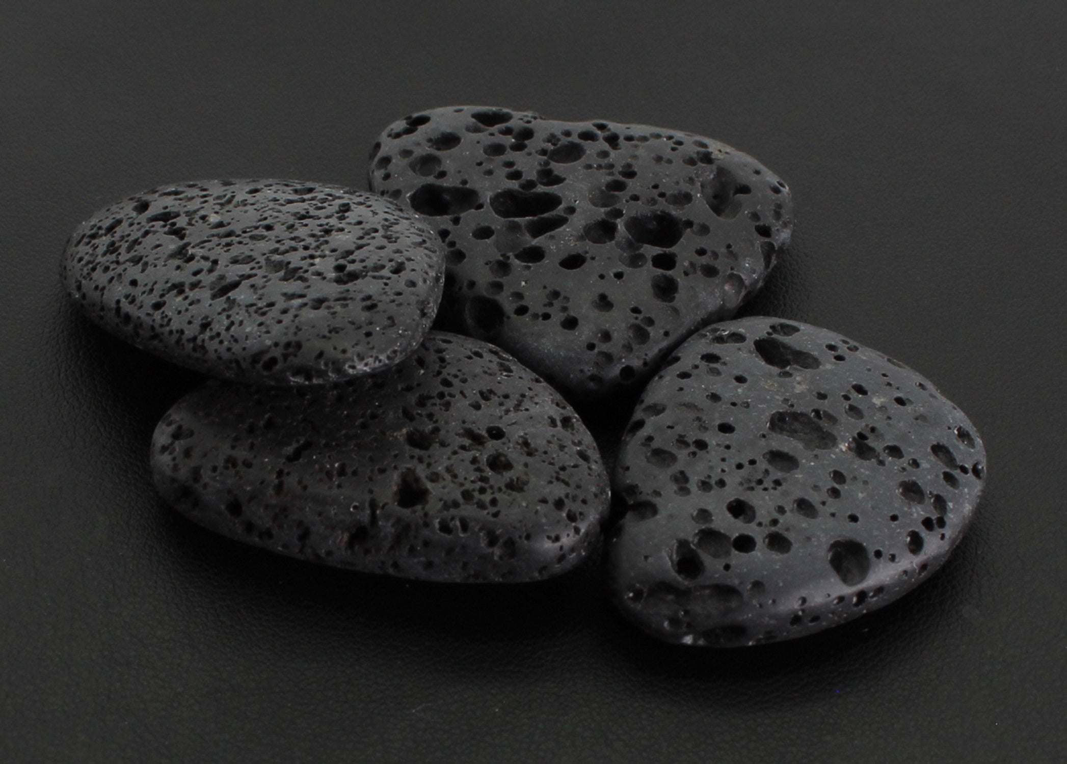 Lavastein Lavagestein Vulkanlava schwarzer Lava Stein Trommelstein Anhänger Handstein Daumenstein Seifenstein Handschmeichler Taschenstein Schutzstein Massagestein Dekostein Edelstein Heilstein Schmuckstein Rohstein Rohstück Kugel Dekokugel Herz Figur Dekofigur