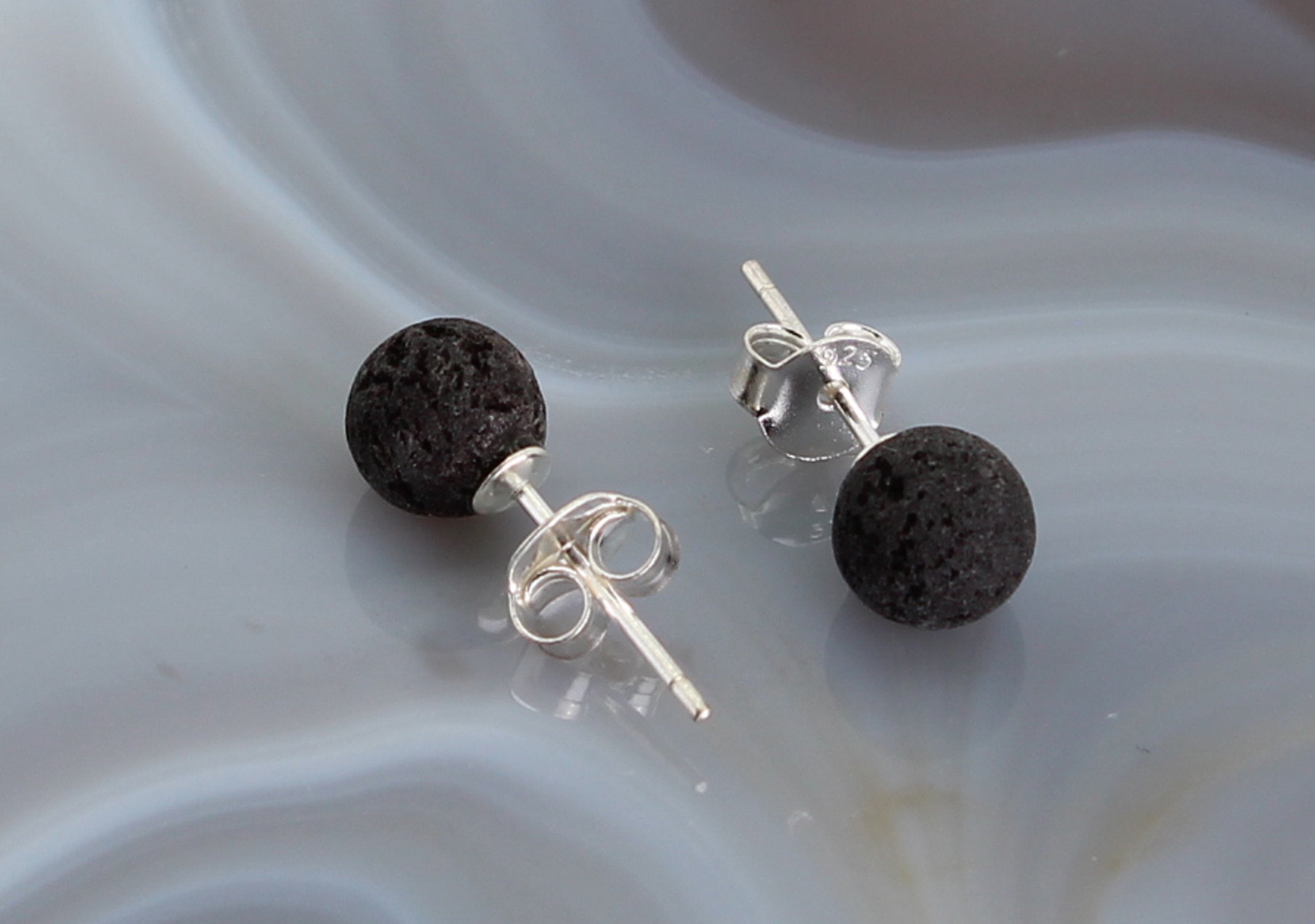 Lavaschmuck Lavagestein Gesteinslava Vulkanlava schwarzer Lava Stein Trommelstein Rohstein Brocken Ohrringe Silberohrringe Silberohrstecker Silberschmuck Kugelohrstecker Perlenohrstecker Perlen Edelstein Heilstein Ohrschmuck
