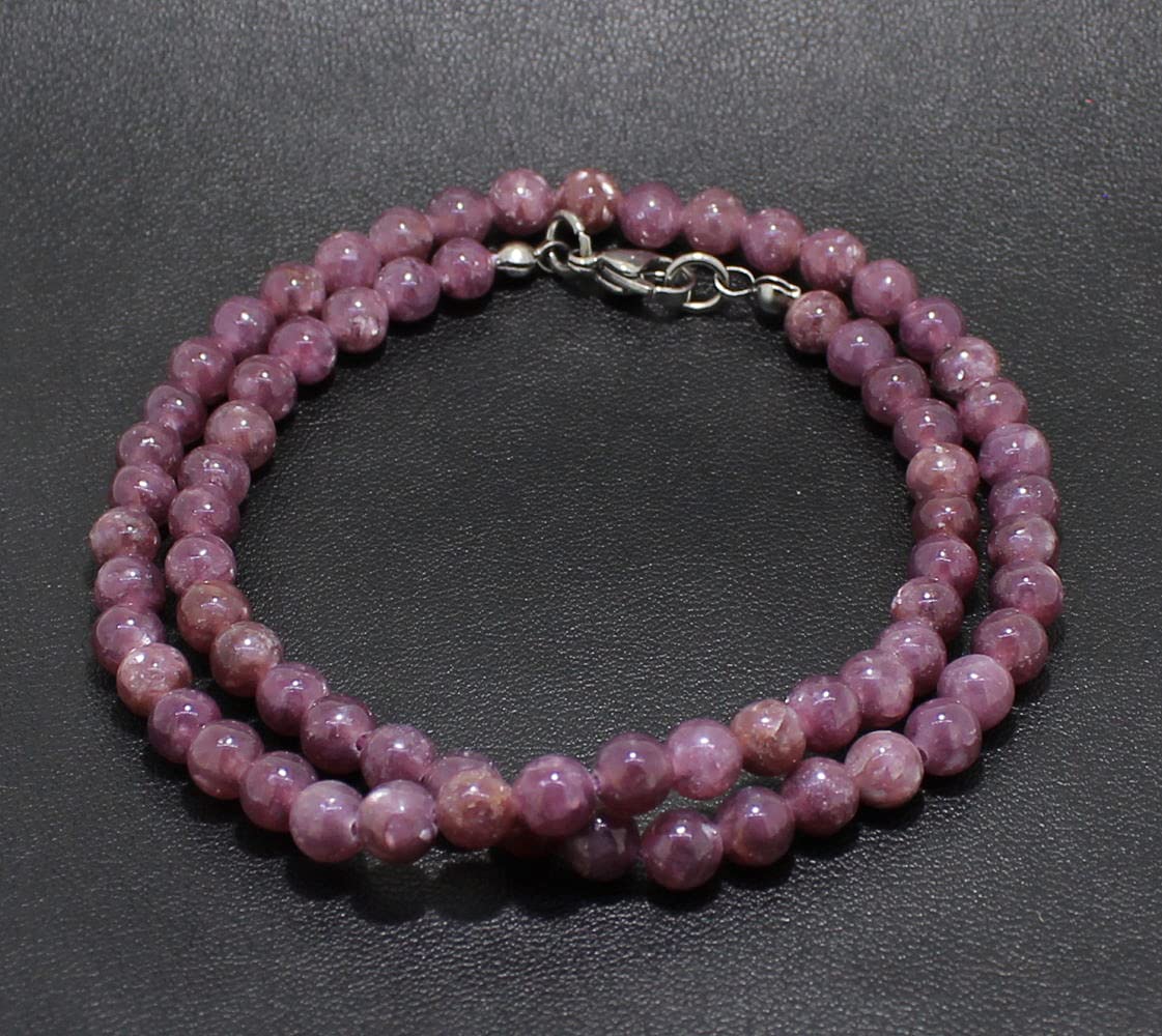 Halskette Kette aus Lepidolith Stein Trommelstein Anhänger Trommelsteinanhänger Perlenkette Kugelkette Collier Buttonkette Edelstein Heilstein Halsschmuck Schmuck Schmuckstein Schmuckcollier Schmuckkette Lepidolithschmuck Lepidolithstein