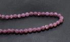 Halskette Kette aus Lepidolith Stein Trommelstein Anhänger Trommelsteinanhänger Perlenkette Kugelkette Collier Buttonkette Edelstein Heilstein Halsschmuck Schmuck Schmuckstein Schmuckcollier Schmuckkette Lepidolithschmuck Lepidolithstein