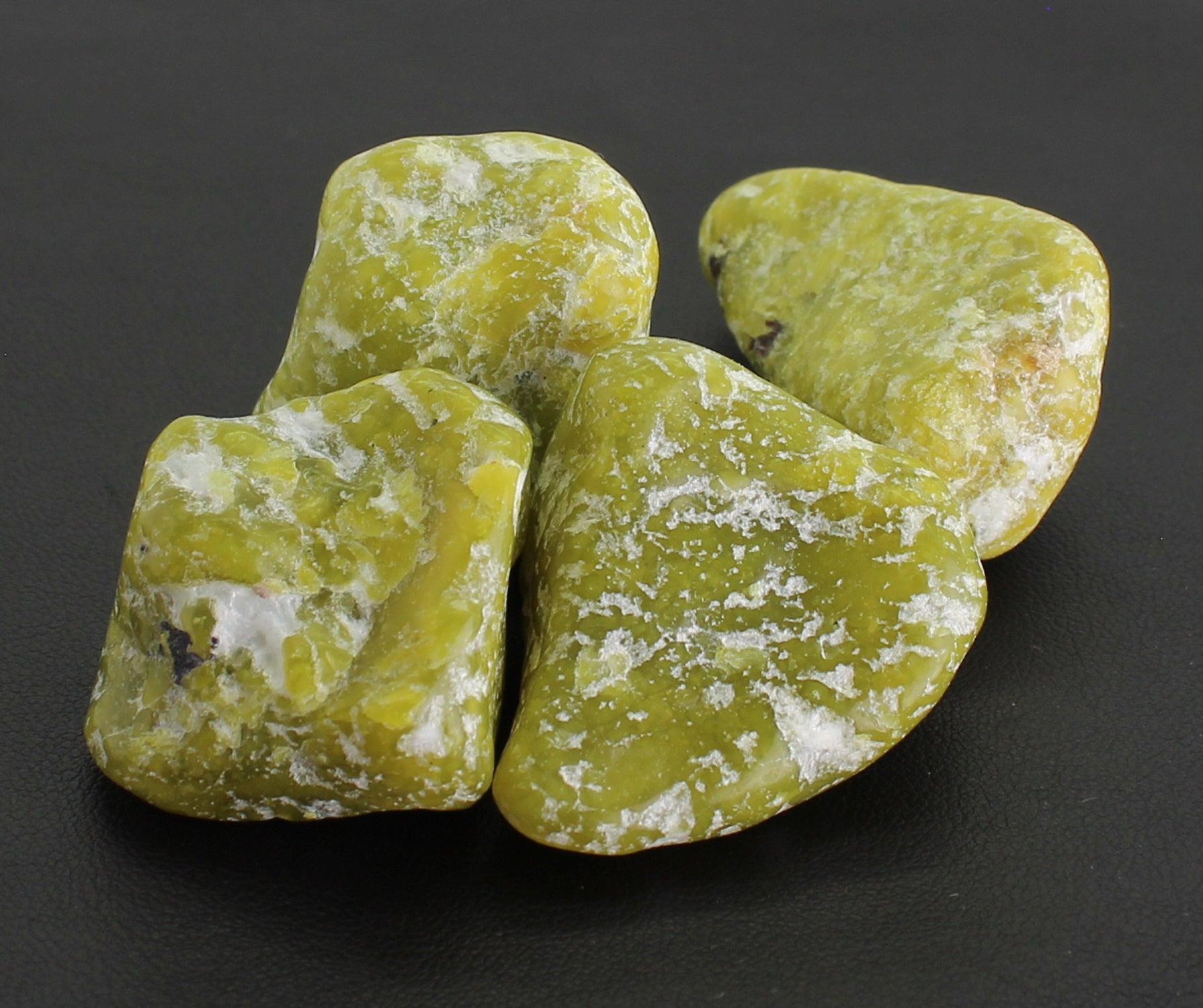 Norwegische Jade Serpentin Lizardit Stein Trommelstein Anhänger Edelstein Heilstein Rohstein Rohstück Handstein Handschmeichler Taschenstein Glücksstein Schutzstein Schmuckstein Dekostein